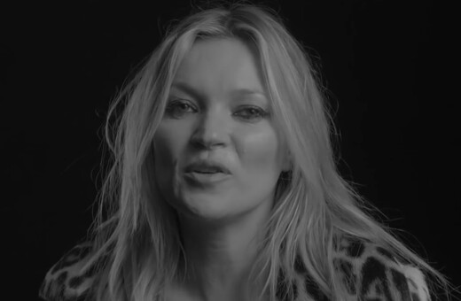 Οι φωτογράφοι πάντα ζητούν από την Kate Moss να βγάλει τα ρούχα της