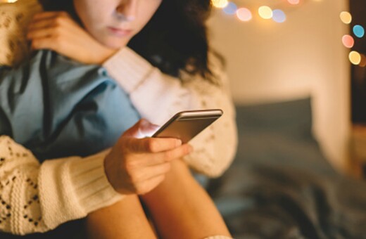 Έρευνα: Γιατί είναι διπλάσιος ο κίνδυνος κατάθλιψης των κοριτσιών από τη χρήση των social media