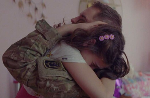 Ένας στρατιώτης και η trans κόρη του σε μια τρυφερή αγκαλιά