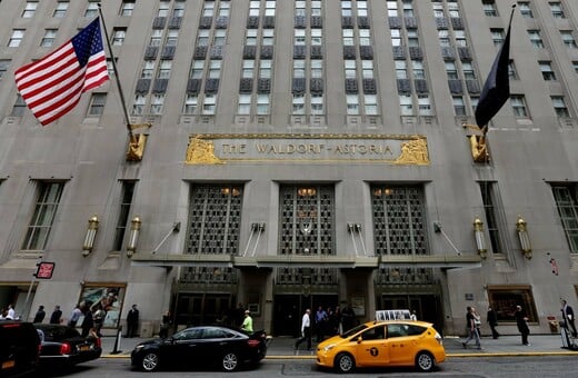 Το θρυλικό ξενοδοχείο Waldorf Astoria της Νέας Υόρκης έκλεισε σήμερα τις πύλες του για μια ανακαίνιση που θα το μεταμορφώσει