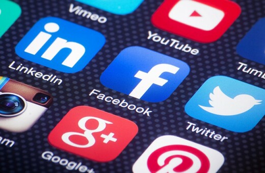 Η Κομισιόν προειδοποιεί Facebook, Google και Twitter να λάβουν μέτρα για την παραπληροφόρηση