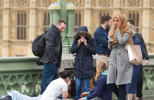 Η Μουσουλμάνα που κατηγορήθηκε για αδιαφορία δίπλα σε τραυματία της επίθεσης στο Λονδίνο εξηγεί τη στάση της
