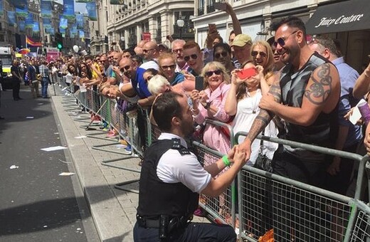 Ο αστυνομικός που έκανε πρόταση γάμου στον σύντροφό του στο Pride του Λονδίνου λέει πως μετάνιωσε