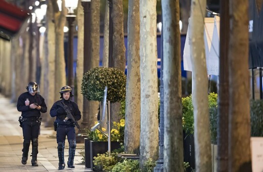 Συναγερμός στο Παρίσι: Όχημα έπεσε πάνω σε βαν της αστυνομίας στα Ηλύσια Πεδία