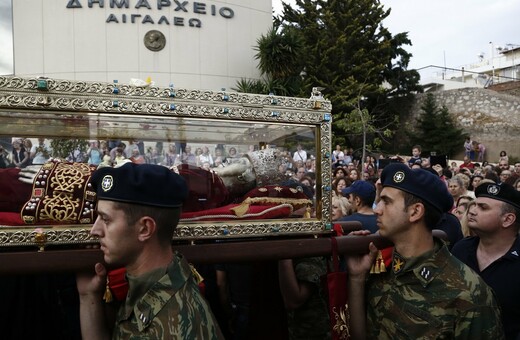 Λαοθάλασσα και τιμές αρχηγού κράτους για το λείψανο της Αγίας Ελένης που έφτασε στην Ελλάδα