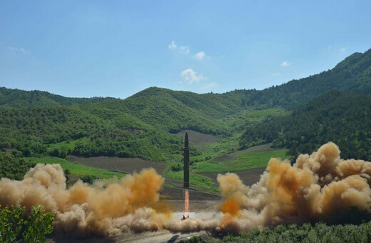 Β. Κορέα: O πύραυλος που εκτοξεύσαμε μπορεί να φέρει μεγάλη πυρηνική κεφαλή