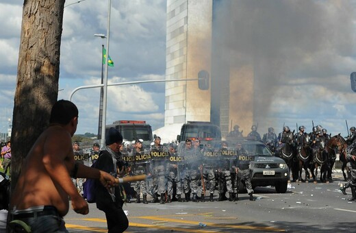 Βραζιλία: Διαδηλωτές έβαλαν φωτιά σε υπουργείο - Στους δρόμους ο στρατός
