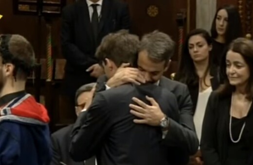 Ο αποχαιρετισμός του Κυριάκου Μητσοτάκη και του γιου του στον Κωνσταντίνο Μητσοτάκη - ΒΙΝΤΕΟ