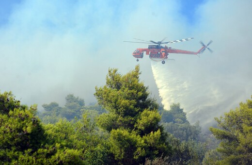Φωτιά κοντά σε χωριό στο Ηράκλειο Κρήτης