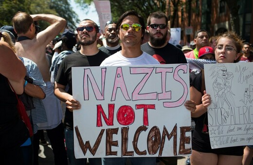 «Όχι στους Ναζί» - Χιλιάδες διαδηλωτές κατά του ρατσισμού στους δρόμους της Βοστώνης
