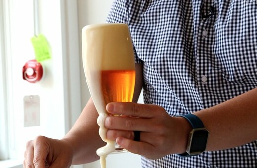 Ένας σομελιέ μπύρας εξηγεί γιατί δεν πρέπει να πίνουμε τη μπύρα κατευθείαν από το μπουκάλι