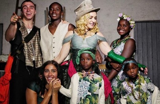 «Αγία Οικογένεια»- Η Μαντόνα φωτογραφίζεται για πρώτη φορά με όλα της τα παιδιά