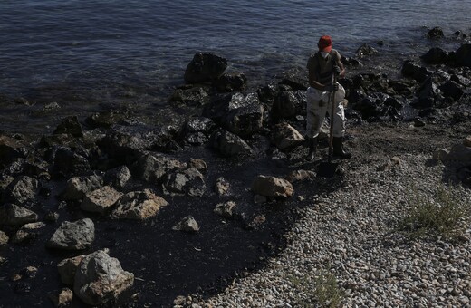 Η πετρελαιοκηλίδα από τον Σαρωνικό έφτασε στον Άγιο Κόσμα