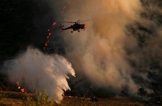 Καίγονται σπίτια στον Κάλαμο - Εκκενώθηκαν παιδικές κατασκηνώσεις και απεγκλωβίστηκαν κάτοικοι (upd)