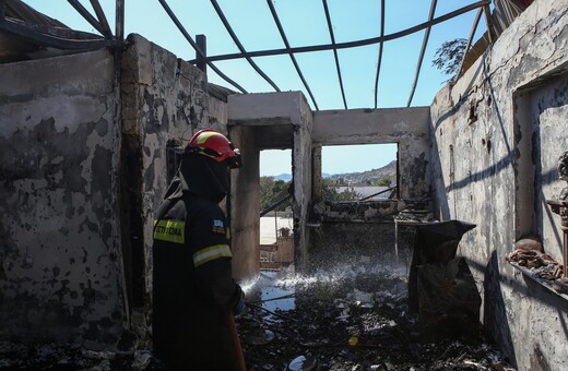 Καίγεται η Ανάβυσσος - Καταστράφηκαν ένα σπίτι και τρία οχήματα (upd)