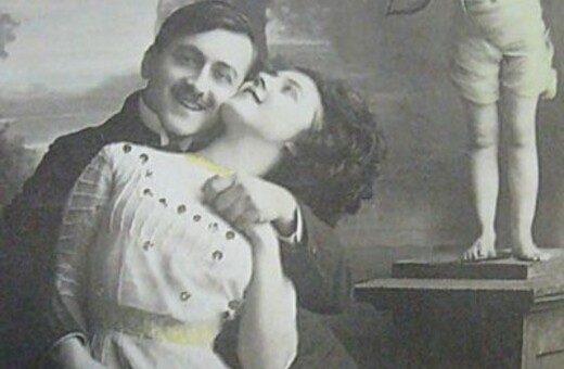 Μια Σχολή Γάμου ιδρύεται το 1911 στην Αθήνα, για να παντρεύει τους επιμελέστερους μαθητές