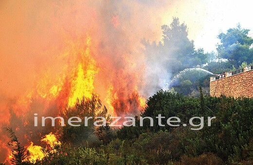 Μάχη με τις φλόγες συνεχίζουν να δίνουν οι πυροσβέστες στη Ζάκυνθο