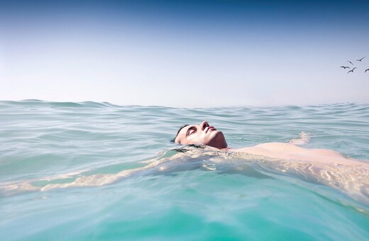 Μπήκε νερό στα αυτιά σας από το κολύμπι; Να τι πρέπει (και τι δεν πρέπει) να κάνετε!