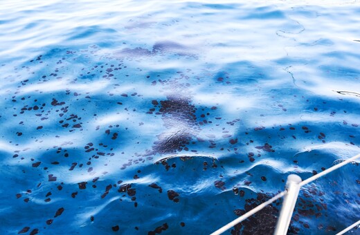 Το ΚΕΕΛΠΝΟ προειδοποιεί: Μην κολυμπάτε όπου υπάρχει μόλυνση από την πετρελαιοκηλίδα