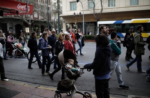 Ανατρέπονται τα στερεότυπα της «μεγαλοκοπέλας» μάνας και της ασυμβατότητας μητρότητας- καριέρας