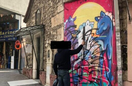 Αντιδήμαρχος Αθηναίων «ξεμπροστιάζει» νεαρό βάνδαλο με σπρέι στο κέντρο της Αθήνας