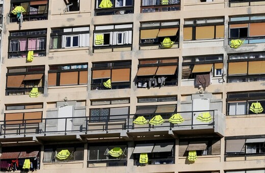 Οι Γάλλοι κρεμάνε κίτρινα γιλέκα στα μπαλκόνια - Το Παρίσι ετοιμάζεται για μέρα μάχης