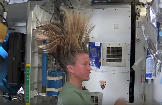 Πώς λούζεις τα μαλλιά σου στο διάστημα;