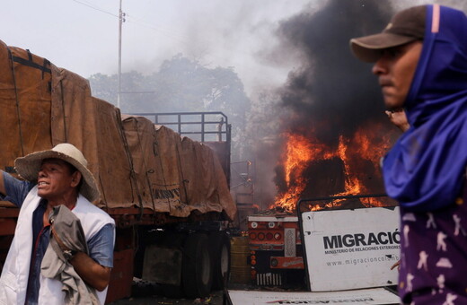 Βενεζουέλα: Ο στρατός έκαψε φορτηγό με ανθρωπιστική βοήθεια