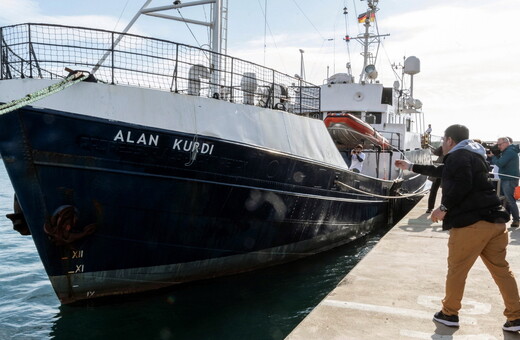 Ιταλία: Ανεπιθύμητο το διασωστικό Alan Kurdi - Ταξιδεύει εν μέσω τρικυμίας με 64 μετανάστες