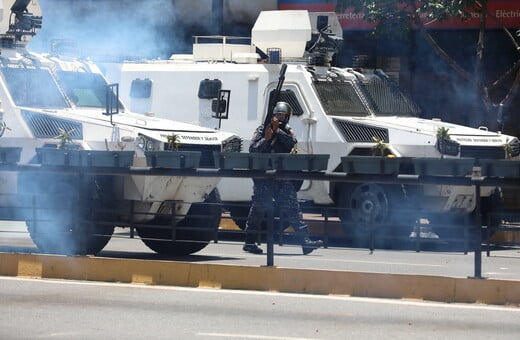 «Στην κόψη του ξυραφιού» η Βενεζουέλα: Δεκάδες τραυματίες από τις συγκρούσεις