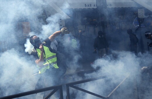 Σοβαρά επεισόδια στο Παρίσι για την Πρωτομαγιά - Black Blocs και Κίτρινα Γιλέκα συγκρούστηκαν με την αστυνομία