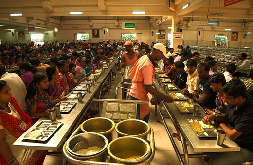 Αυτή η κουζίνα σερβίρει φαγητό σε 40.000 ανθρώπους κάθε μέρα
