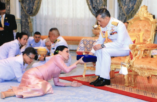 Στα πόδια του βασιλιά η νέα βασίλισσα Σουτίντα της Ταϊλάνδης - Ανακοινώθηκε ξαφνικά ο γάμος του με την στρατηγό