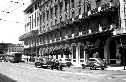 1958: Όταν επεκτεινόταν το ξενοδοχείο «Μεγάλη Βρετανία» προς την πλατεία Συντάγματος