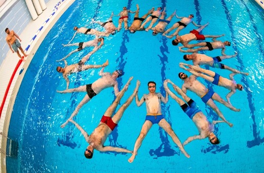 Άντρες κάνουν συγχρονισμένη κολύμβηση και σπάνε τα στερεότυπα: «Δεν υπάρχει άθλημα για γκέι ή στρέιτ»
