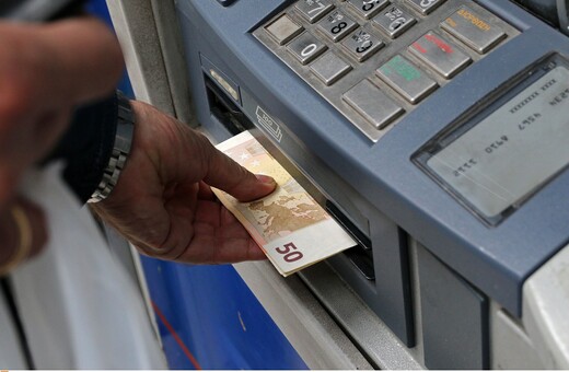 Αυξάνεται η χρέωση για ανάληψη μετρητών από ΑΤΜ άλλων τραπεζών