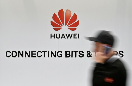 Προβλέψεις σοκ για την Huawei - Πόσο μεγάλη είναι η απειλή από το πλήγμα των ΗΠΑ στον εμπορικό πόλεμο