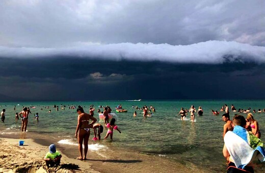 Τι συμβαίνει με τον καιρό; Δύο μετεωρολόγοι απαντούν για το περίεργο και άστατο καλοκαίρι