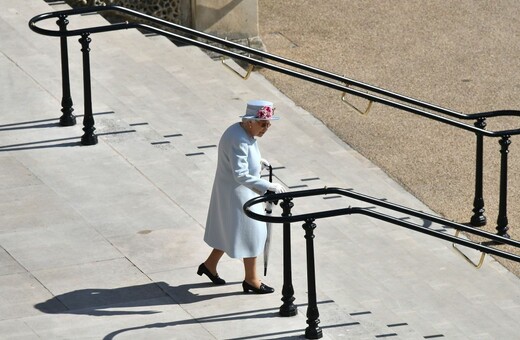 Η Βασίλισσα κάνει πάρτι στον κήπο - Η Κέιτ Μίντλετον με (πολύ) ροζ Alexander McQueen