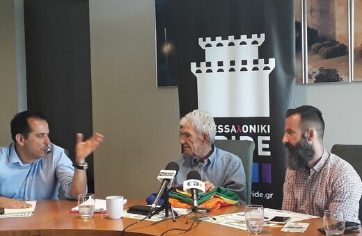 Thessaloniki Pride 2019: O Μπουτάρης κρεμά τη σημαία του ουράνιου τόξου στο Δημαρχείο