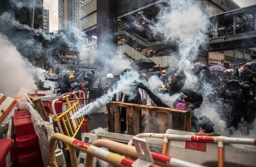 Κλιμάκωση στο Χονγκ Κονγκ: Η αστυνομία κάνει χρήση αντλιών νερού και πυροβολεί, κάτι που συμβαίνει πρώτη φορά