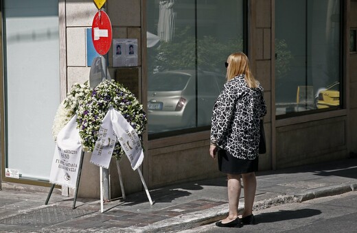 27 χρόνια από τη δολοφονία του Θάνου Αξαρλιάν - Στεφάνια στο σημείο που σκοτώθηκε από ρουκέτα της 17 Νοέμβρη