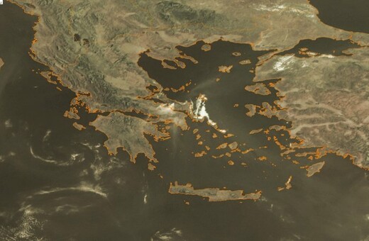 Οι καπνοί από την πυρκαγιά στην Εύβοια πνίγουν την Αττική - Εικόνα από δορυφόρο