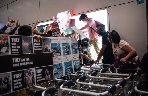 Χονγκ Κονγκ: Βίαιες συμπλοκές διαδηλωτών και αστυνομίας στο αεροδρόμιο της πόλης
