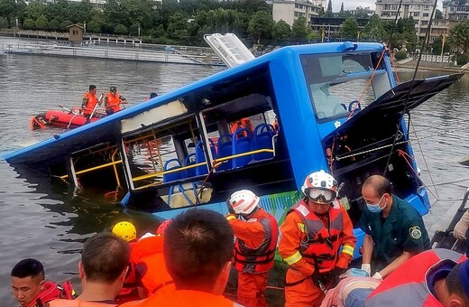Οδηγός έριξε λεωφορείο σε λίμνη σκοτώνοντας 21 επιβάτες - Νευρίασε επειδή γκρέμιζαν το σπίτι του