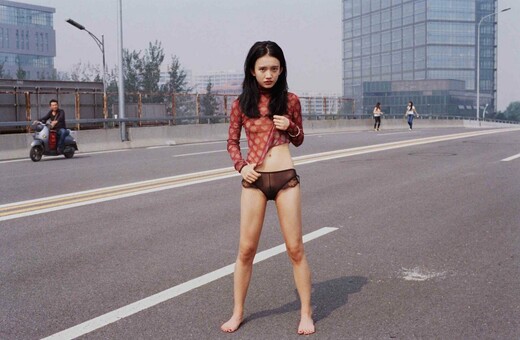 Η απογύμνωση της γυναικείας θηλυκότητας μέσα από τη φωτογραφική ματιά της Luo Yang
