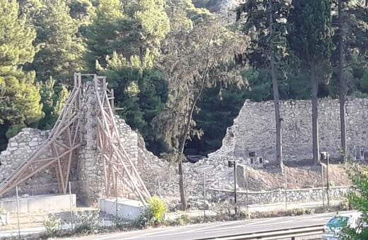 Μονή Δαφνίου: Κομμάτι του τείχους κατέρρευσε από τον σεισμό