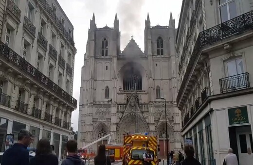 Γαλλία: Φωτιά στον καθεδρικό της Νάντης -Ναός του 15ου αιώνα