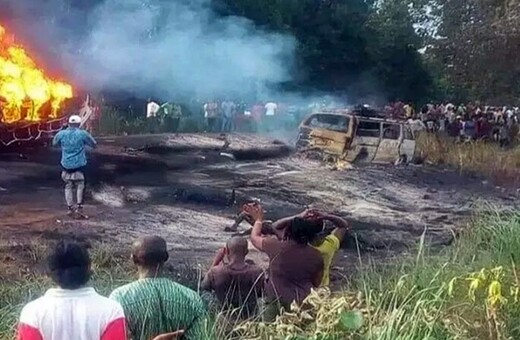 Δεκάδες νεκροί στη Νιγηρία - Προσπαθούσαν να μαζέψουν καύσιμα από βυτιοφόρο που ανετράπη