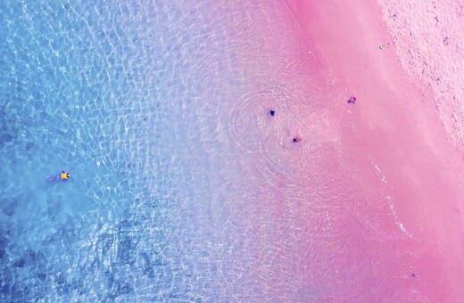 5+1 ινσταγκραμικές παραλίες με ροζ αμμουδιά (και μία ελληνική)